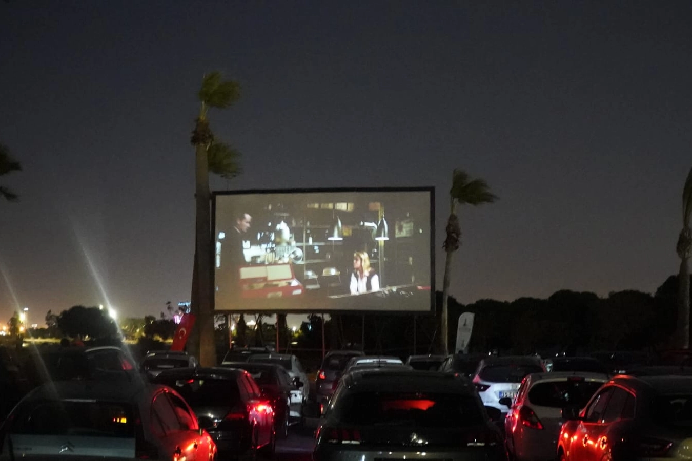 İzmir’de arabada film keyfi