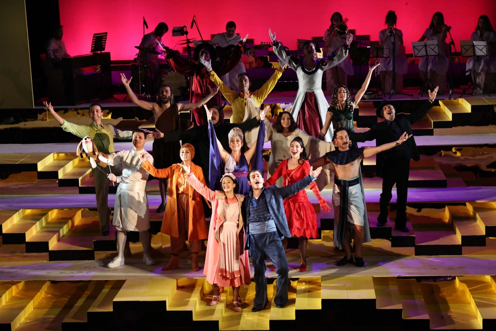 Bursa Nilüfer'de sezona 'Lüküs Hayat' ile görkemli açılış